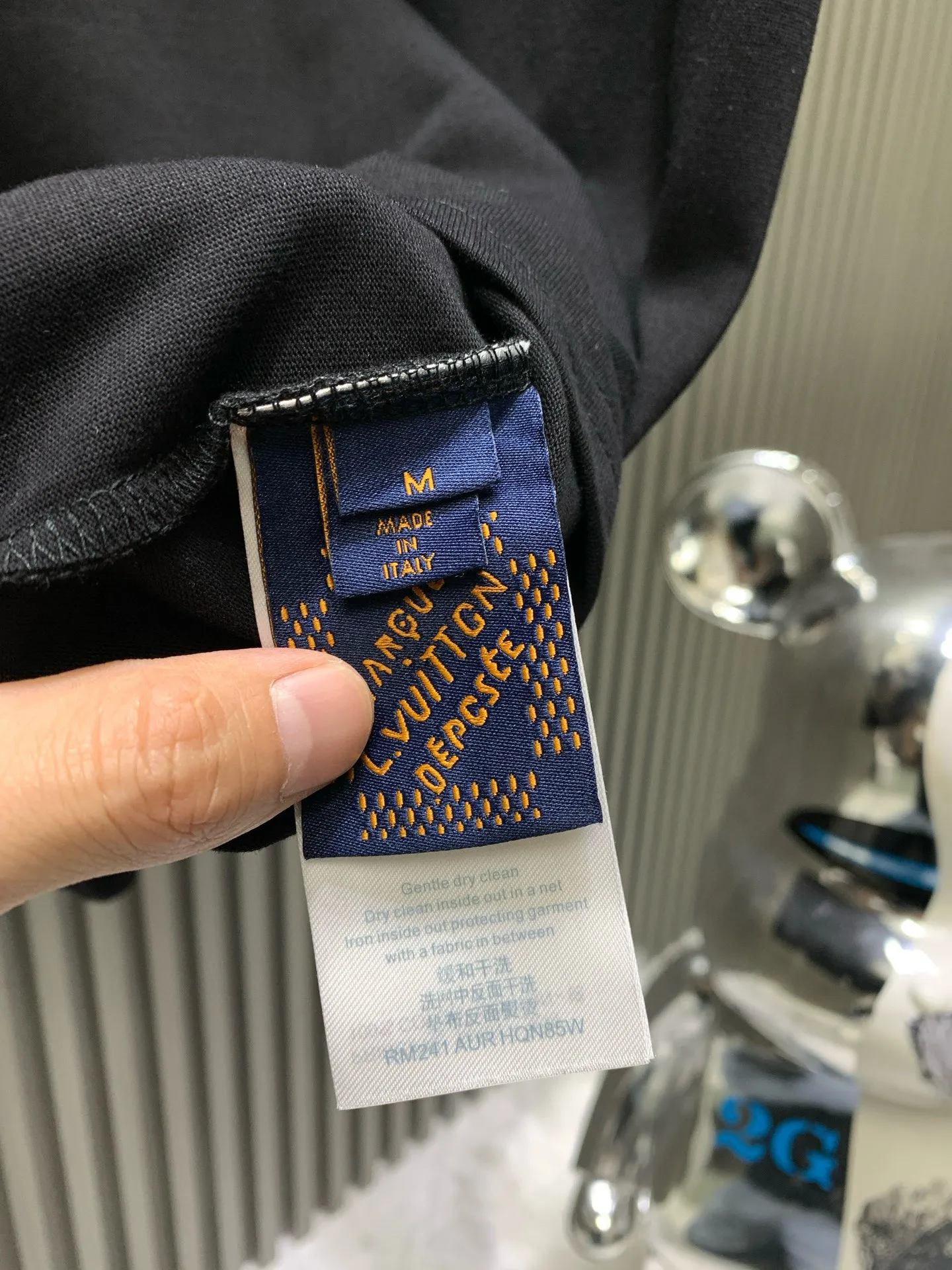 🅿️230 🀄️ Louis Vuitton LOUIS VUITTON pure cotton short sleeves with silicone front and rear leather labels. Made of 100% pure cotton. 280g double-ply combed cotton fabric. This fabric is a must-have fabric for summer short sleeves. Cotton can make the upper body more three-dimensional and breathable. Polyester material allows the clothes to be worn for a long time and still maintain elasticity. The leather label is made of silicone synthetic leather label with the brand's iconic LOGO on the surface. The 3D three-dimensional embossing effect presents a high-end style. The back collar is marked with LV's iconic LOGO. This short-sleeved crew neck shirt is made of soft cotton. The VVN leather patch on the front is embossed with the LV Vers logo, telling the long heritage of the brand's leather goods series. The small LV leather patch on the rear completes the details.